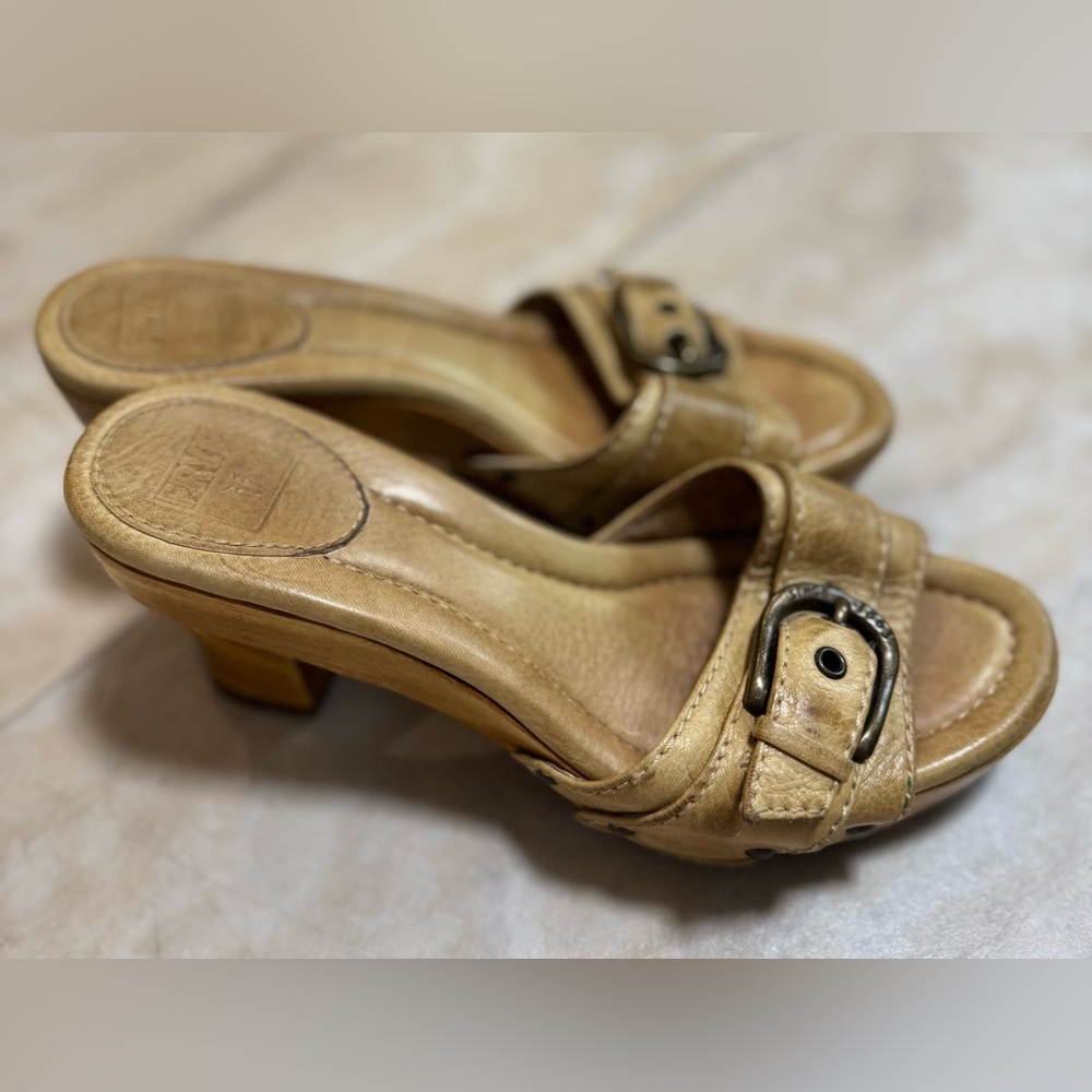 FRYE SAVANNAH BUCKLE TAN LEATHER SLIDE (7M)
